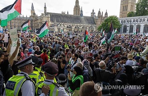 6일 런던 웨스트민스터에 있는 의회 광장에 모인 '팔레스타인 행동' 지지자들 [EPA=연합뉴스 자료사진. 재판매 및 DB금지]