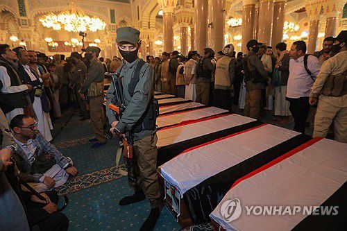 지난 1일(현지시간) 후티 반군이 주도하는 정부의 총리·장관 등의 관 주위에 반군 병사들과 예민인들이 서 있다. 후티 반군은 지난달 28일 이스라엘의 공습으로 사망한 이들의 장례식을 이날 거행했다. [AFP=연합뉴스 자료사진]