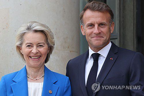 우르줄라 폰데어라이엔(왼쪽), 에마뉘엘 마크롱[AFP 연합뉴스 자료사진. 재판매 및 DB 금지]
