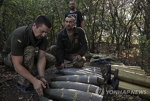 우크라이나군 제65기계화여단 장병들이 자포리지아 지역 전선에서 탄약을 점검하고 있다. [우크라이나군 65기계화여단 제공. EPA=연합뉴스 자료사진. 보도용으로만 사용 가능. 판매 금지]