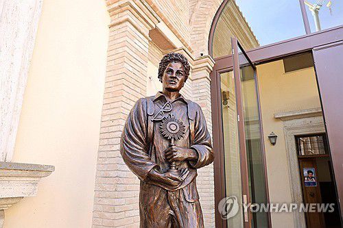 아시시에 설치된 아쿠티스의 동상[EPA 연합뉴스]