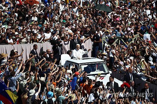 7일 시성식 후 포프모빌 타고 이동하는 레오 14세[로이터 연합뉴스]