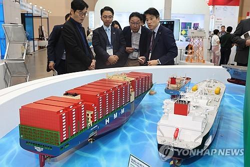 HJ중공업, 친환경 선박 모형2024년 10월 16일 부산 해운대구 벡스코 제1전시장에서 개막한 '2024 국제해양플랜트 전시회'에서 HJ중공업 부스를 찾은 관람객들이 9000TEU급 메탄올 DF 컨테이너선, 7700TEU급 LNG DF 컨테이너선, LNG 벙커링선 등 다양한 친환경 선박 모형을 둘러보고 있다. [연합뉴스 자료사진]