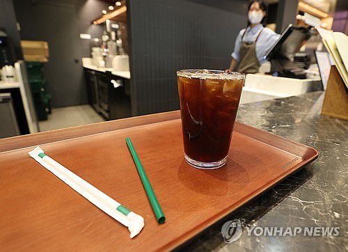 지난 6월 26일 서울의 한 스타벅스 매장에 도입한 플라스틱 빨대. 스타벅스코리아는 병원이나 주거상권 200여 개 매장을 중심으로 사탕수수를 기반으로 한 식물 유래 소재 플라스틱 빨대를 시범 도입한다고 밝혔다. [연합뉴스 자료사진]