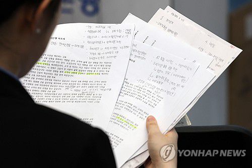 쉽지 않은 취업…고침의 흔적(서울=연합뉴스) 이동해 기자 = 20일 오전 서울 동대문디자인플라자에서 열린 2025 금융권 공동채용 박람회에서 한 구직자가 현장 면접을 보고 있다. 2025.8.20 eastsea@yna.co.kr