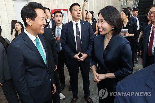 인사하는 오세훈 시장-김혜경 여사이재명 대통령의 부인 김혜경 여사가 지난 3일 서울 강남구 코엑스에서 열린 '프리즈 서울 2025' VIP 프리뷰 데이에 참석해 오세훈 서울시장과 인사하고 있다.  [연합뉴스 자료사진]