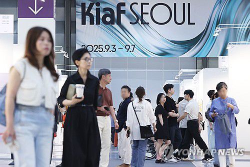 북적이는 키아프지난 3일 서울 강남구 코엑스에서 열린 '키아프 서울 2025' (Kiaf SEOUL 2025)에서 참관객들이 전시를 둘러보고 있다. [연합뉴스 자료사진]