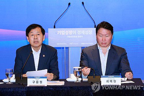 인사말하는 구윤철 부총리(서울=연합뉴스) 신현우 기자 = 구윤철 부총리 겸 기획재정부 장관(왼쪽)이 4일 서울 중구 롯데호텔 사파이어볼룸에서 대한상공회의소·한국경제인협회·한국중견기업연합회가 연 기업성장포럼 출범식에 참석해 인사말하고 있다. 오른쪽은 최태원 대한상의 회장. 2025.9.4 nowwego@yna.co.kr