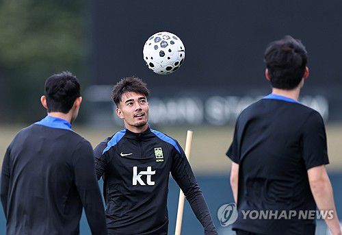 미국전 앞둔 옌스 카스트로프(뉴욕=연합뉴스) 윤동진 기자 = 4일(현지시간) 미국 뉴욕 아이칸 스타디움에서 진행된 한국 축구 대표팀 훈련에서 옌스 카스트로프가 집중하고 있다. 2025.9.5 mon@yna.co.kr