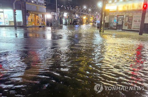 전북 군산에 시간당 152㎜ 폭우로 침수 피해(전주=연합뉴스) 7일 전북 군산에 밤사이 시간당 150㎜ 이상의 강한 비가 내리면서 일부 지역이 침수되는 등 피해가 잇따랐다.     전주기상지청에 따르면 이날 오전 1시 군산시 내흥동 인근에는 직전 한 시간 동안 152.2㎜의 폭우가 쏟아졌다. 이는 올해 들어 가장 강한 비다.     사진은 침수된 전북 군산시 나운동 상가 일대 모습. 2025.9.7 [독자 제공. 재판매 및 DB 금지] photo@yna.co.kr