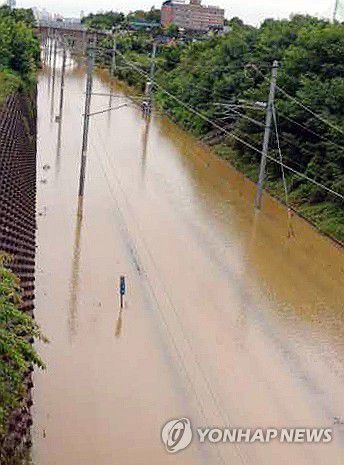황토물로 가득한 전라선 익산-전주 구간 선로(전주=연합뉴스) 전북지역에 장대비가 쏟아진 7일, 전라선 익산-전주 구간 철도 선로가 물에 잠겨 있다. 2025.9.7 [독자 제공. 재판매 및 DB 금지] doo@yna.co.kr