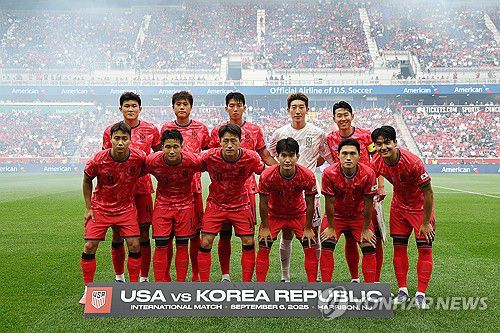 경기 시작 전 기념촬영하는 한국 축구 대표팀(해리슨[미국 뉴저지주]=연합뉴스) 윤동진 기자 = 6일(현지시간) 미국 뉴저지주 해리슨 스포츠일러스트레이티드 스타디움에서 열린 한국 대 미국 친선경기에서 한국 대표팀이 경기 시작 전 기념촬영을 하고 있다. 2025.9.7 mon@yna.co.kr