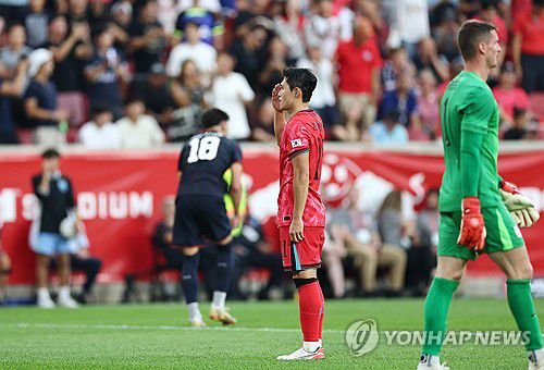 추가골 넣은 이동경(해리슨[미국 뉴저지주]=연합뉴스) 윤동진 기자 = 6일(현지시간) 미국 뉴저지주 해리슨 스포츠일러스트레이티드 스타디움에서 열린 한국 대 미국 친선경기에서 한국 이동경이 추가골을 넣은 후 경례하고 있다. 2025.9.7 mon@yna.co.kr