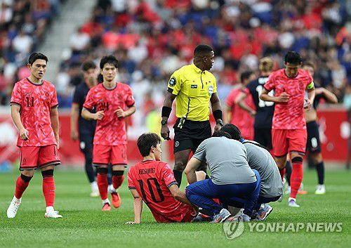 이재성, 부상으로 교체(해리슨[미국 뉴저지주]=연합뉴스) 윤동진 기자 = 6일(현지시간) 미국 뉴저지주 해리슨 스포츠일러스트레이티드 스타디움에서 열린 한국 대 미국 친선경기에서 다친 한국 이재성이 그라운드에 앉아 있다. 2025.9.7 mon@yna.co.kr