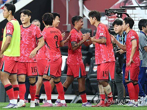 축하 받는 옌스 카스트로프(해리슨[미국 뉴저지주]=연합뉴스) 윤동진 기자 = 한국 축구 대표 옌스 카스트로프가 6일(현지시간) 미국 뉴저지주 해리슨 스포츠일러스트레이티드 스타디움에서 열린 한국 대 미국 친선경기가 끝난 후 동료들에게 축하받고 있다. 2025.9.7 mon@yna.co.kr
