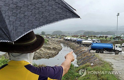 빗속 살수차 취수…휴일 잊은 운반급수(강릉=연합뉴스) 유형재 기자 = 최악의 가뭄이 이어지는 7일 강원 강릉의 한 하천에서 살수차들이 비가 내리는 가운데 운반급수를 위해 줄지어 취수하고 있다. 2025.9.7 yoo21@yna.co.kr