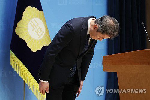 조국혁신당 사무총장 사퇴...성 비위 사건 사과(서울=연합뉴스) 김주성 기자 = 조국혁신당 황현선 사무총장이 7일 서울 여의도 국회 소통관에서 당내 성 비위 사건에 대해 사과하고 사퇴 의사를 밝힌 뒤 인사하고 있다. 2025.9.7 utzza@yna.co.kr