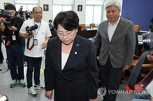 조국혁신당 '성 비위 사건' 사과…지도부 총사퇴(서울=연합뉴스) 김주성 기자 = 조국혁신당 김선민 당대표 권한대행과 서왕진 원내대표가 7일 서울 여의도 국회에서 당내 성 비위 사건에 대한 책임을 지고 사퇴의사를 밝힌 뒤 회의장을 나가고 있다. 2025.9.7 utzza@yna.co.kr
