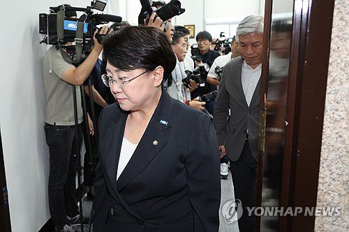 조국혁신당 '성 비위 사건' 사과…지도부 총사퇴(서울=연합뉴스) 김주성 기자 = 조국혁신당 김선민 당대표 권한대행과 서왕진 원내대표가 7일 서울 여의도 국회에서 당내 성 비위 사건에 대한 책임을 지고 사퇴의사를 밝힌 뒤 회의장을 나가고 있다. 2025.9.7 utzza@yna.co.kr