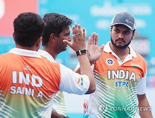 기뻐하는 인도 선수단(광주=연합뉴스) 김성민 기자 = 7일 광주 동구 국립아시아문화전당 5·18민주광장에서 열린 2025 세계양궁선수권대회 컴파운드 남자 단체 결승에서 인도 대표팀이 기뻐하고 있다. 2025.9.7 ksm7976@yna.co.kr