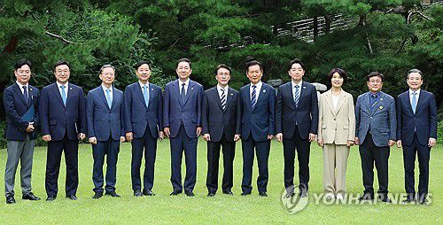 고위당정협의회 기념촬영(서울=연합뉴스) 이정훈 기자 = 김민석 국무총리가 7일 서울 종로구 총리공관에서 열린 고위당정협의회에서 더불어민주당 정청래 대표, 강훈식 대통령 비서실장 등 참석자들과 기념촬영을 하고 있다. 왼쪽부터 김영훈 고용노동부 장관, 윤호중 행정안전부 장관, 정성호 법무부 장관, 구윤철 부총리 겸 기획재정부 장관, 더불어민주당 김병기 원내대표, 김 총리, 더불어민주당 정청래 대표, 강훈식 대통령 비서실장, 더불어민주당 한정애 정책위의장, 김성환 환경부 장관, 김용범 대통령실 정책실장. 2025.9.7 uwg806@yna.co.kr