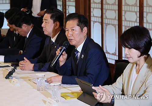 고위당정협의회서 발언하는 정청래 대표(서울=연합뉴스) 이정훈 기자 = 더불어민주당 정청래 대표가 7일 서울 종로구 총리공관에서 열린 고위당정협의회에서 발언하고 있다. 2025.9.7 uwg806@yna.co.kr