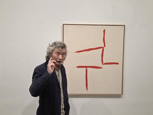 작품 설명하는 남춘모 작가(서울=연합뉴스) 박의래 기자 = 남춘모 작가가 지난달 28일 서울 창성동 리안갤러리 서울에서 자기 작품 '보이드'에 대해 설명하고 있다. laecorp@yna.co.kr