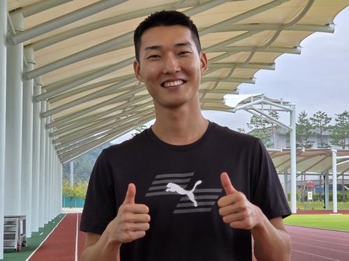 인터뷰하는 우상혁(진천=연합뉴스) 하남직 기자 = 도쿄 세계육상선수권을 앞두고 훈련 중인 우상혁이 8일 진천선수촌에서 연합뉴스와 인터뷰하고 있다.