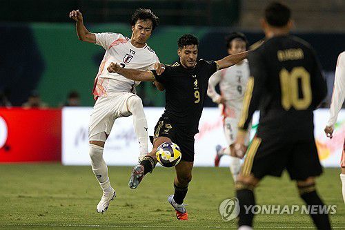 일본과의 평가전에 출전한 멕시코의 라울 히메네스(오른쪽)[EPA=연합뉴스]