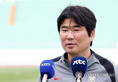 각오 밝히는 이창원 U-20 축구대표팀 감독(원주=연합뉴스) 양지웅 기자 = 19일 강원 원주종합운동장에서 열린 대한민국 20세 이하(U-20) 축구대표팀 소집훈련에서 이창원 감독이 취재진 질문에 답하고 있다.     이번 훈련은 다음 달 이집트 카이로에서 열리는 두 차례 평가전을 준비하는 차원에서 마련됐다. 2025.5.19 yangdoo@yna.co.kr