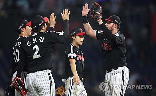 LG 승리(창원=연합뉴스) 김동민 기자 = 28일 경남 창원NC파크에서 열린 프로야구 2025 신한 SOL 뱅크 KBO리그 LG 트윈스와 NC다이노스 경기. NC에 4대 3으로 승리한 LG 선수단이 기뻐하고 있다. 2025.8.28 image@yna.co.kr