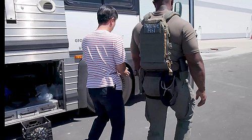 결박당한 채 연행되는 한국인 추정 현장 근로자(서울=연합뉴스) 미국 이민 단속 당국이 지난 4일(현지시간) 조지아주 현대차그룹-LG에너지솔루션의 합작 배터리 공장 건설현장에서 벌인 불법체류·고용 단속 현장 영상과 사진을 홈페이지를 통해 공개했다. 2025.9.6 [ICE 홈페이지 영상 캡쳐. 재판매 및 DB 금지] photo@yna.co.kr