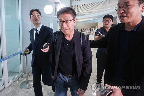 미국 이민단속 구금 사태 대응 위해 출국하는 LG엔솔 인사최고책임자(영종도=연합뉴스) 서대연 기자 = 미 이민당국이 조지아주 현대자동차그룹-LG에너지솔루션 공장에서 벌인 불법체류자 단속에서 300명이 넘는 한국인이 구금된 가운데 7일 인천국제공항 제2여객터미널에서 LG에너지솔루션 김기수 인사최고책임자가 현장 대응을 위해 미국으로 출국하고 있다.     구금 인원 중 LG에너지솔루션 소속은 47명(한국 국적 46명·인도네시아 국적 1명)이고, HL-GA 배터리회사 관련 설비 협력사 소속 인원은 250여명으로 파악됐다. 2025.9.7 dwise@yna.co.kr