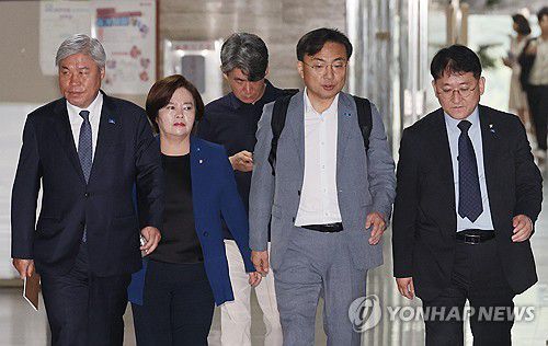 의총 향하는 조국혁신당 의원들(서울=연합뉴스) 박동주 기자 = 조국혁신당 서왕진, 신장식 등 의원들이 8일 서울 여의도 국회에서 열린 의원총회에 참석하고 있다. 2025.9.8 pdj6635@yna.co.kr
