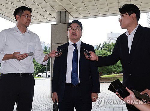 질문에 답하는 노만석 검찰총장 직무대행(서울=연합뉴스) 한종찬 기자 = 노만석 검찰총장 직무대행이 8일 오전 서울 서초구 대검찰청에 출근하며 취재진 질문에 답하고 있다. 더불어민주당과 정부는 7일 검찰청 폐지와 공소청, 중수청을 신설하는 내용 등을 담은 정부조직법 개편안을 발표했다. 2025.9.8 saba@yna.co.kr