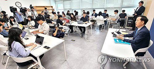 기자 간담회 하는 구윤철 경제부총리(세종=연합뉴스) 배재만 기자 = 구윤철 부총리 겸 기획재정부 장관이 8일 정부세종청사 기재부 기자실에서 기자 간담회를 열고 있다. 2025.9.8 scoop@yna.co.kr