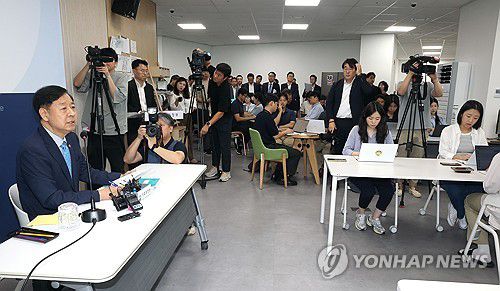 구윤철 경제부총리, 기자 간담회(세종=연합뉴스) 배재만 기자 = 구윤철 부총리 겸 기획재정부 장관이 8일 정부세종청사 기재부 기자실에서 기자 간담회를 열고 있다. 2025.9.8 scoop@yna.co.kr