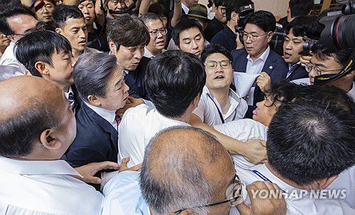 국회에서 기습 기자회견 한 김형석 독립기념관장, 항의 속 퇴장(서울=연합뉴스) 황광모 기자 = 김형석 독립기념관장이 8일 국회 소통관에서 '독립기념관 바로 세우기' 기자회견을 마친 뒤 기자회견 개최에 항의하는 시민단체의 항의를 받으며 회견장을 떠나고 있다. 2025.9.8 hkmpooh@yna.co.kr