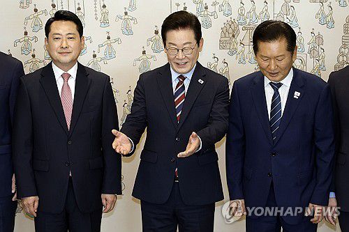 이재명 대통령, 여야 지도부 회동(서울=연합뉴스) 한상균 기자 = 이재명 대통령이 8일 용산 대통령실에서 여야 지도부 오찬 회동에 참석한 더불어민주당 정청래 대표, 국민의힘 장동혁 대표와 기념촬영 후 자리로 이동하고 있다. 2025.9.8 [대통령실통신사진기자단] xyz@yna.co.kr