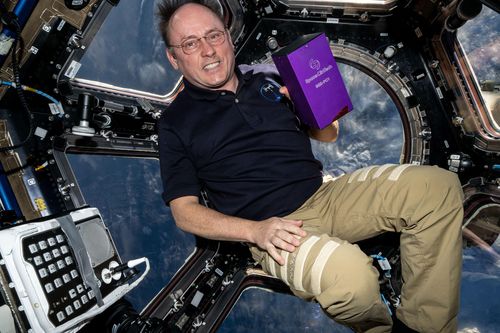 ISS에서 스페이스린텍의 BEE-PC1을 들고 있는 NASA 우주비행사 마이클 핀케[스페이스린텍 제공. 재판매 및 DB 금지]