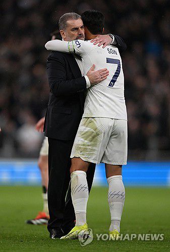손흥민과 포옹하는 포스테코글루 감독[EPA=연합뉴스]