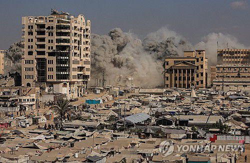 가자시티에서 이스라엘군의 폭격으로 붕괴된 고층건물[로이터 연합뉴스 자료사진]