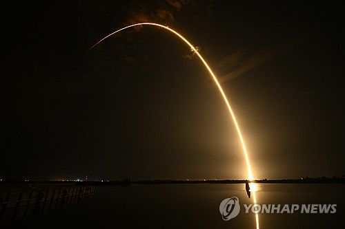 스페이스X의 팰컨9 로켓이 스타링크 위성을 쏘아올리는 모습[UPI 연합뉴스 자료사진. 재판매 및 DB 금지]