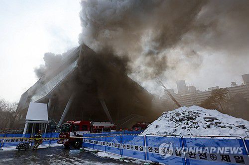 연기로 뒤덮인 국립한글박물관(서울=연합뉴스) 김성민 기자 = 1일 오전 서울 용산구 국립한글박물관에서 불이 나 소방관들이 진화 작업을 펼치고 있다.       용산구청과 소방당국에 따르면 화재는 박물관 옥상에서 발생했으며, 많은 연기가 발생 중이다. 2025.2.1 ksm7976@yna.co.kr