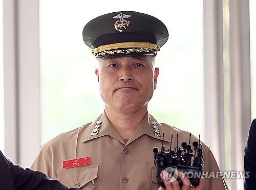 박정훈 수사단장, 순직해병특검 출석(서울=연합뉴스) 윤동진 기자 = 박정훈 해병대 수사단장이 참고인 조사를 받기 위해 29일 서울 서초구 순직해병특별검사팀으로 출석, 취재진 질문을 듣고 있다. 2025.8.29 mon@yna.co.kr