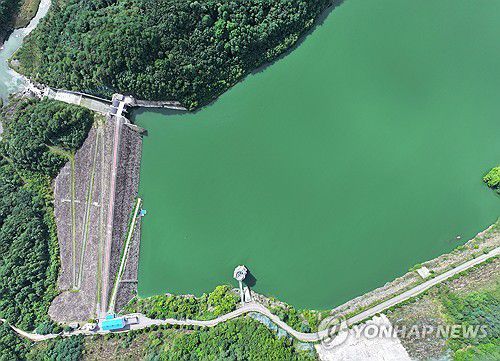평창 도암댐, 강릉 가뭄 해결 구원투수 되나(평창=연합뉴스) 양지웅 기자 = 8일 강원 평창군 대관령면 도암댐에 초록빛 물이 차 있다.     강릉 가뭄 사태가 심화함에 따라 정부는 도암댐을 활용한 해갈 방안을 검토 중이다. 2025.9.8 yangdoo@yna.co.kr