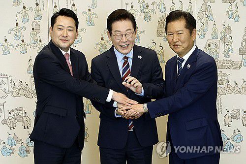 손잡은 이재명 대통령과 여야 지도부(서울=연합뉴스) 한상균 기자 = 이재명 대통령이 8일 용산 대통령실에서 여야 지도부 오찬 회동에 참석한 더불어민주당 정청래 대표, 국민의힘 장동혁 대표와 기념촬영을 하고 있다. 2025.9.8 [대통령실통신사진기자단] xyz@yna.co.kr