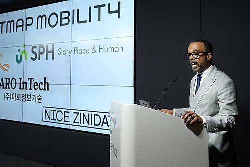 구글 지도 기자간담회(서울=연합뉴스) 구글이 위성 이미지 속 보안 시설을 가림 처리하라는 정부의 요구를 수용한다고 9일 밝혔다.     크리스 터너 구글 대외협력 정책 지식 및 정보 부사장이 이날 서울 강남구 구글 스타트업 캠퍼스에서 열린 기자간담회에서 발언하고 있다. 2025.9.9 [구글 제공. 재판매 및 DB 금지] photo@yna.co.kr