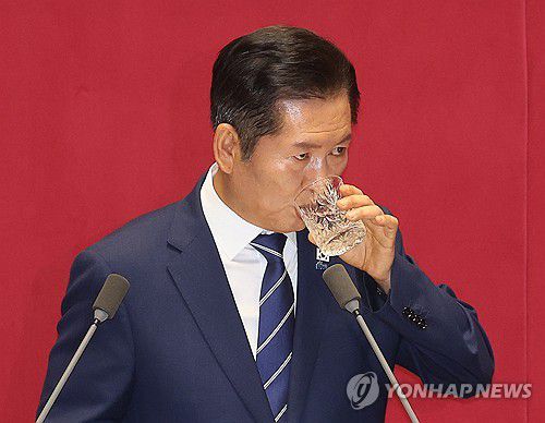 물 마시는 정청래 대표(서울=연합뉴스) 박동주 기자 = 더불어민주당 정청래 대표가 9일 서울 여의도 국회 본회의에서 교섭단체 대표 연설 도중 물을 마시고 있다. 2025.9.9 pdj6635@yna.co.kr