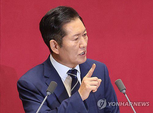 정청래 대표, 국민의힘 의원들을 향해(서울=연합뉴스) 박동주 기자 = 더불어민주당 정청래 대표가 9일 서울 여의도 국회 본회의에서 교섭단체 대표 연설을 하고 있다. 2025.9.9 pdj6635@yna.co.kr